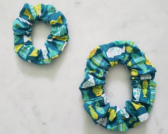 Scrunchie di pesce nautico verde acqua, blu e giallo - Adulto - Bambino - Bambino - Scrunchies abbinati - Accessori per capelli - Elastico per capelli - Cravatta per capelli