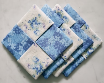Azul y blanco montañas rusas florales - conjunto de 4 posavasos - posavasos de tela - decoración - decoración de primavera - flores - regalos hechos a mano - recalentamiento de la casa