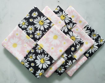 Svarta och rosa tusenskönaunderlägg - Set med 4 underlägg - Tygunderlägg - Sommardekor - Blommor - Heminredning - Handgjorda presenter - Dryckesglas