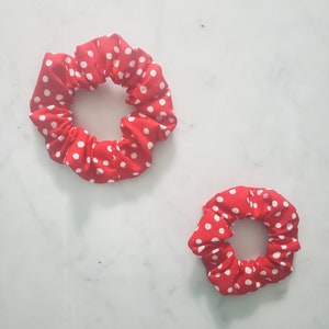 Red Polka Dot Scrunchie - Adulto - Niño - Niño - Scrunchies a juego - Mommy and Me Scrunchies - Accesorios para el cabello - Lazos para el cabello - Regalos