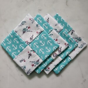 Anchor and Rose Floral Coasters - Nautisch - Set van 4 Onderzetters - Stoffen Onderzetters - Lente - Decor - Handgemaakt Cadeau - Barware - Housewarming