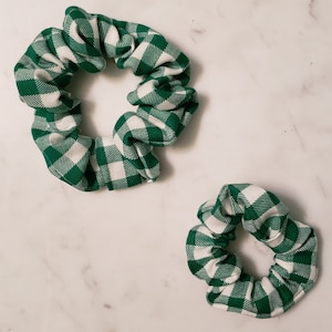 Verde y blanco Plaid Scrunchie - Adulto - Niño - Niño - Scrunchies a juego - Mami y me Scrunchies - Corbatas - Corbatas - Regalos - Regalos