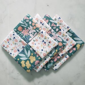 Posavasos florales verdes y blancos - Juego de 4 posavasos - Posavasos de tela - Decoración de verano - Flores - Decoración del hogar - Regalos hechos a mano - Artículos para beber