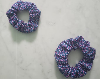 Rosa und blaue Blumen Scrunchie - Erwachsene - Kind - Kind - passende Scrunchies - Mama und Ich Scrunchies - Haarschmuck - Haargummi