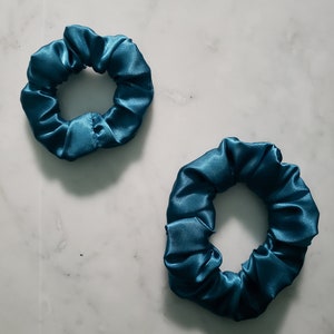 Teal Satin Scrunchie - Turq - Adulto - Niño - Niño - Scrunchies a juego - Mommy and Me Scrunchies - Accesorios para el cabello - Corbatas para el cabello - Vacaciones
