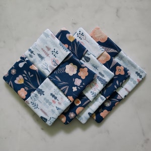 Azul y rosa floral y posavasos - conjunto de 4 posavasos - posavasos de tela - decoración de otoño - decoración de otoño - regalos hechos a mano - enremación de la casa