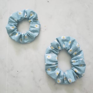Light Blue Daisy Scrunchie - Adulto - Niño - Niño - Scrunchies a juego - Mami y yo Scrunchies - Accesorios para el cabello - Lazos para el cabello - Floral