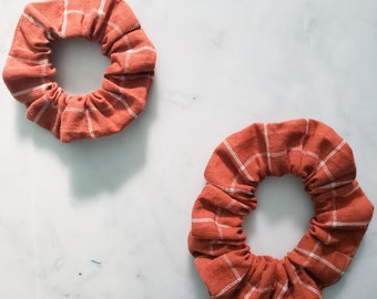 Burnt Orange Checkered Scrunchie - Adulto - Niño - Niño - Scrunchies a juego - Mommy and Me Scrunchies - Accesorios para el cabello - Corbatas para el cabello