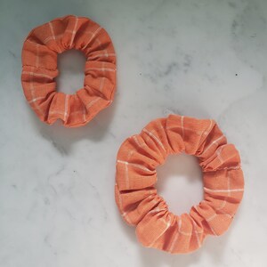 Scrunchie a cuadros naranja y blanco - Adulto - Niño - Niño - Scrunchies a juego - Mamá y yo Scrunchies - Accesorios para el cabello - Corbatas para el cabello