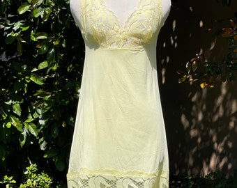 Robe lingerie sans manches jaune bébé en dentelle transparente vintage - En l'état