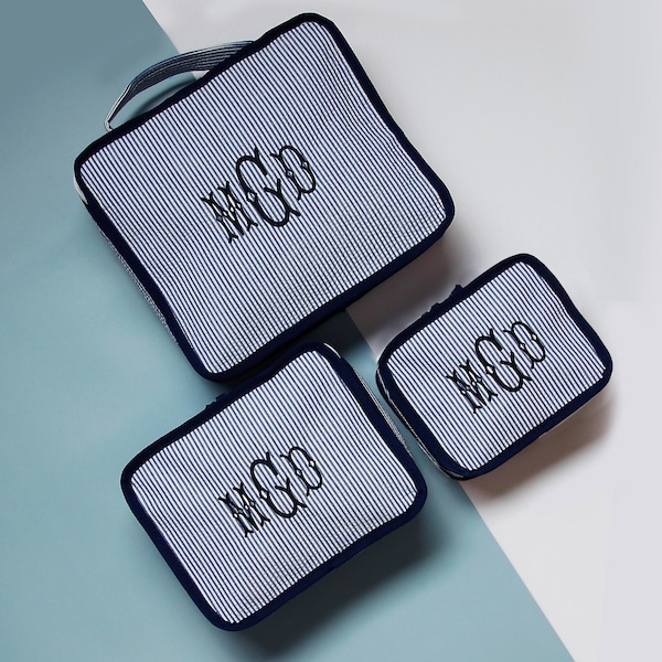 Juego de 3 organizadores de equipaje personalizados de tela seersucker bordada. Bolsas para guardar ropa y zapatos. Regalo ideal para ella.