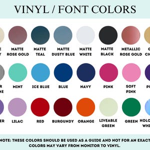Peut inclure: Un nuancier de couleurs de vinyle et de polices. Le tableau comprend des couleurs telles que ivoire mat, or rose, sarcelle, bleu poussi&eacute;reux, blanc, noir, or rose m&eacute;tallis&eacute; et chrome dor&eacute;. D'autres couleurs incluent chrome argent&eacute;, menthe, bleu glace, bleu, marine, rose, rose clair, violet, lavande, lilas, rouge, bordeaux, orange, vert vivable, vert et opale blanc holographique.