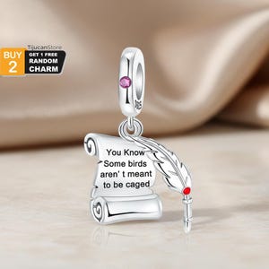 Puede incluir: Un letrero de madera hecho a mano con el texto "Welcome to our home" en un estilo manuscrito. El letrero está pintado de blanco con letras negras y un acabado envejecido, ideal para la decoración de granjas.