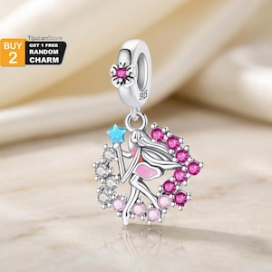 Puede incluir: Un charm de plata con un diseño de hada. El charm presenta un hada con un vestido rosa y una varita de estrella azul, rodeada de cristales rosas y transparentes. El charm tiene un detalle de flor y el texto "S925".