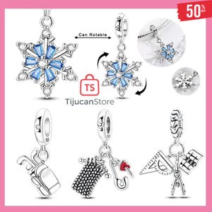 Könnte beinhalten: Eine Auswahl an silberfarbenen Charms, darunter ein Schneeflocken-Charm mit blauen Akzenten, eine Golftasche, Stricknadeln und Wolle sowie Zeichenwerkzeuge. Die Charms sind für Armbänder oder Halsketten gedacht. Der Text "TijucanStore" ist sichtbar.