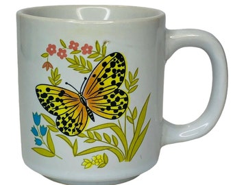 Vintage keramische koffiemok met vlinder en bloemen
