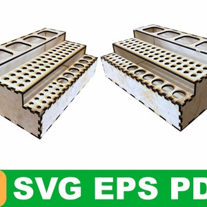 Puede incluir: Dos organizadores de botes de pintura de madera con varios niveles y agujeros para guardar botes de pintura. Los organizadores están hechos de madera marrón claro y tienen un acabado natural.