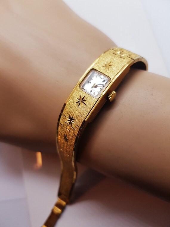 Women's petite Avia vintage wristwatch, beautiful