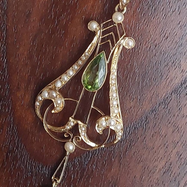 Flawless Antique Victorian 15ct gold peridot pendant and chain, classic antique jewellery