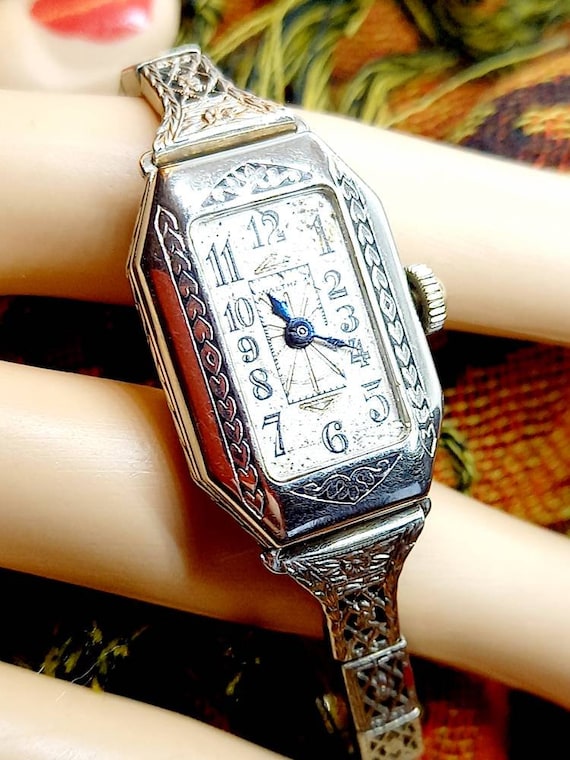 Women's classic Artdeco wristwatch by Waltham, cir