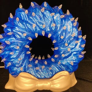 Großer blauer Kranz aus Keramik