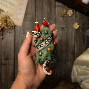 Julgransprydnad i spunnen bomull: Vintageinspirerad ormdekoration