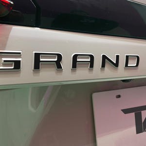 Lettres incrustées en vinyle coulé pour hayon élévateur Grand Highlander 2024-2026