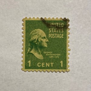 Puede incluir: Un sello postal estadounidense vintage de 1 centavo con un retrato verde de George Washington con el texto "UNITED STATES POSTAGE" y "GEORGE WASHINGTON 1789-1797".