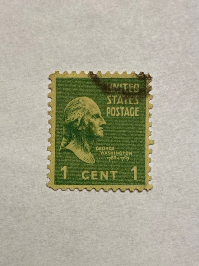 Puede incluir: Un sello postal estadounidense vintage de 1 centavo con un retrato verde de George Washington con el texto "UNITED STATES POSTAGE" y "GEORGE WASHINGTON 1789-1797".