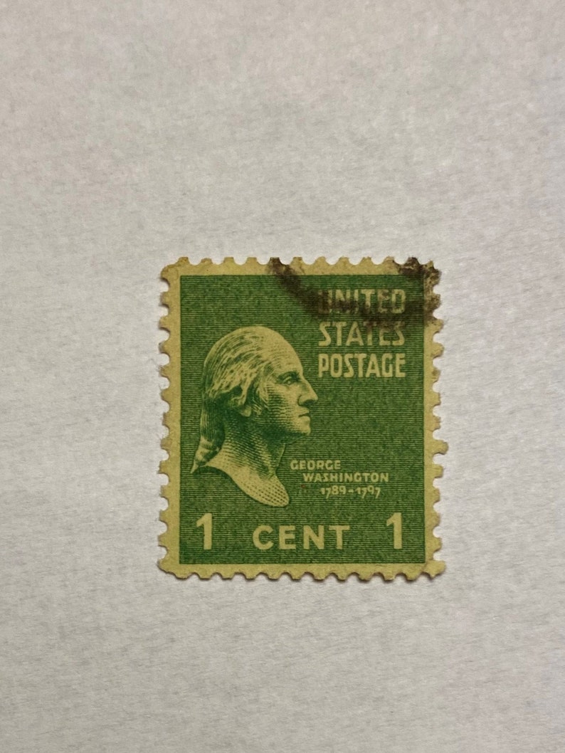 Puede incluir: Un sello postal de Estados Unidos de 1 centavo de color verde que presenta un retrato de George Washington con el texto "UNITED STATES POSTAGE" y "GEORGE WASHINGTON 1789-1797" y "1 CENT 1".