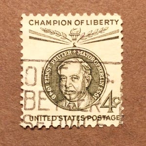 US Champs of Liberty 4c Briefmarke zu Ehren von Ernst Reuter, Oberbürgermeister der Nachkriegszeit West-Berlin; Scott #1136; VF, NG, NH, Bagatellverschluss