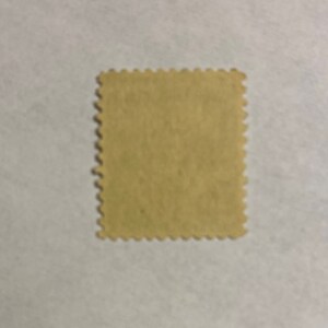 Puede incluir: Un sello postal de color beige con un borde festoneado.