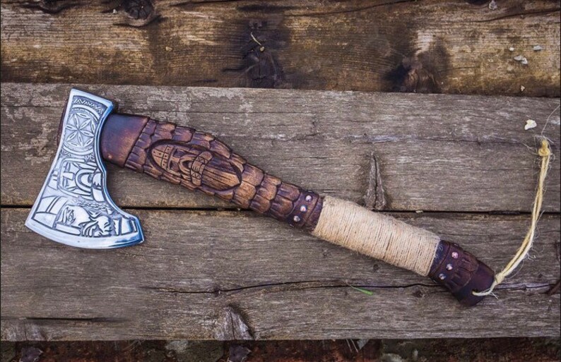 Фото топоров ручной работы с рисунками