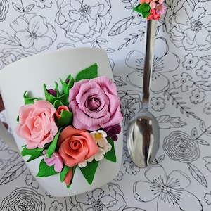 Taza flores, taza decorada con arcilla polimérica, taza de cerámica hecha a mano, regalo para mujer, taza de cerámica.