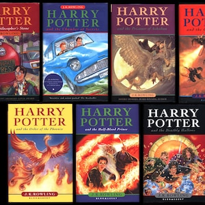 Puede incluir: Una colección de siete libros de Harry Potter, con portadas coloridas con ilustraciones de escenas icónicas de la serie. Los libros están ordenados en orden de publicación, comenzando con "Harry Potter y la piedra filosofal" y terminando con "Harry Potter y las reliquias de la muerte".