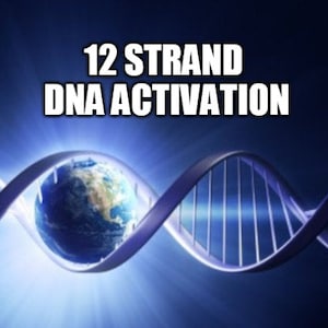Może przedstawiać: Podwójna helisa DNA w kolorze niebieskim i białym z globusem w środku, z tekstem "12 STRAND DNA ACTIVATION" nad nią.