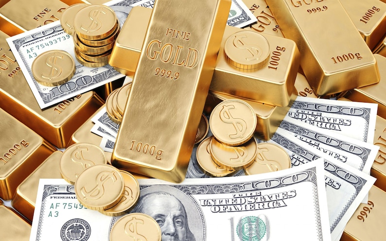 K&ouml;nnte beinhalten: Ein Goldbarren mit der Aufschrift "FINE GOLD 999.9", umgeben von Stapeln von US-Dollar-Scheinen und Goldm&uuml;nzen.