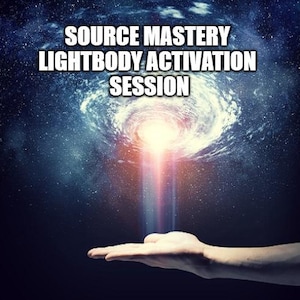 Könnte beinhalten: Eine Hand, die sich nach einem hellen Licht aus einer wirbelnden Galaxie ausstreckt, mit dem Text "SOURCE MASTERY LIGHTBODY ACTIVATION SESSION" darüber.