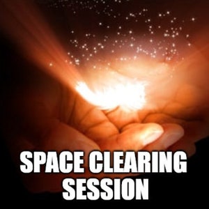 以下が含まれることがあります： 2つの手が合わせて光を放っている。手の下に「SPACE CLEARING SESSION」という文字がある。