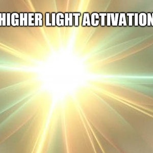 Könnte beinhalten: Ein helles, weißes Licht, das mit einem gelben und grünen Schein nach außen strahlt. Der Text "HIGHER LIGHT ACTIVATION" befindet sich oben im Bild.