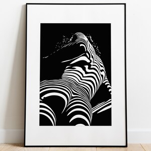 Puede incluir: Impresión de arte abstracto en blanco y negro de un cuerpo humano con rayas. La imagen está en un marco negro.