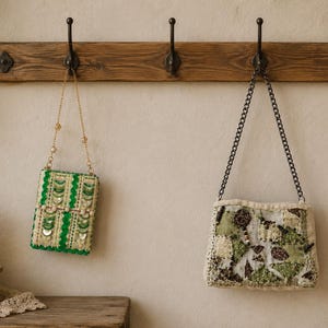 Borsa a tracolla patchwork fatta a mano – Mini bag quilt vintage con perline e catena