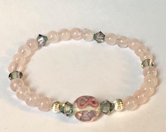 Stretcharmband met roze glas en Swarovski-kristalkralen en kraal met focus op borstkanker