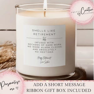 Puede incluir: Una vela perfumada blanca grande en un frasco de vidrio transparente. La vela tiene una etiqueta que dice "Smells Like Retirement" con texto debajo. La vela está encendida, con una llama en la parte superior. Un regalo de jubilación.