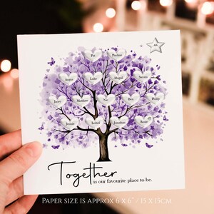 Op de afbeelding: Een paarse aquarel familiebomenkaart met zilveren harten en een ster. De kaart heeft de tekst "Samen is onze favoriete plek om te zijn." en de papiergrootte is 15 x 15 cm.
