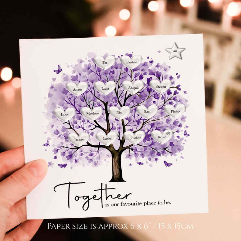 Op de afbeelding: Een paarse aquarel familiebomenkaart met zilveren harten en een ster. De kaart heeft de tekst "Samen is onze favoriete plek om te zijn." en de papiergrootte is 15 x 15 cm.