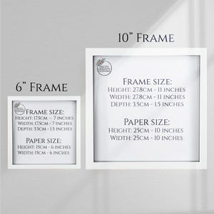 Op de afbeelding: Twee witte fotolijsten met zwarte tekst die de frame- en papiermaten in inches en centimeters aangeven. De kleinere lijst is 6 inch en de grotere 10 inch.