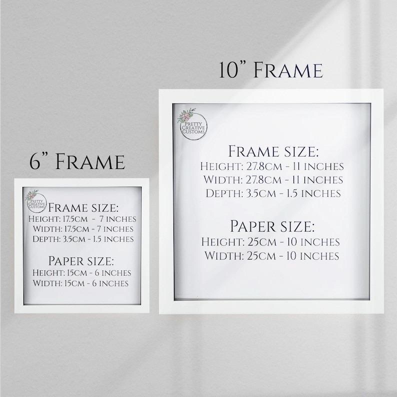 Op de afbeelding: Twee witte fotolijsten met zwarte tekst die de frame- en papiermaten in inches en centimeters aangeven. De kleinere lijst is 6 inch en de grotere 10 inch.