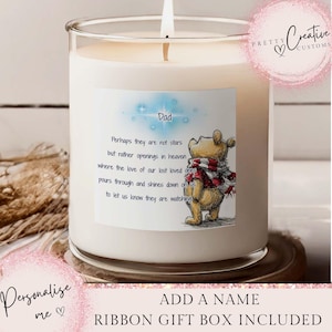 Op de afbeelding: Een witte kaars in een heldere glazen pot met een aangestoken lont. De kaars heeft een label met het woord "Dad" en een Winnie de Poeh-illustratie. Het label bevat ook een gedicht over dierbaren in de hemel.