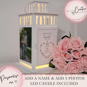 Op de afbeelding: Witte lantaarn met een fotolijst en een gepersonaliseerd bericht dat luidt: "In liefdevolle herinnering aan Grandad [datum] - [datum] Jij bent het licht dat in onze harten voor altijd schijnt". De lantaarn wordt geleverd met een LED-kaars.